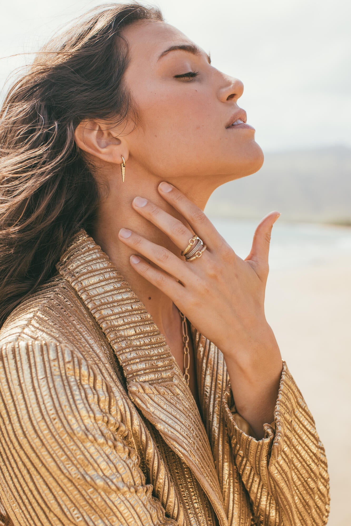 A FEMALE MODEL WEARING THE GOLD HANSEN RING