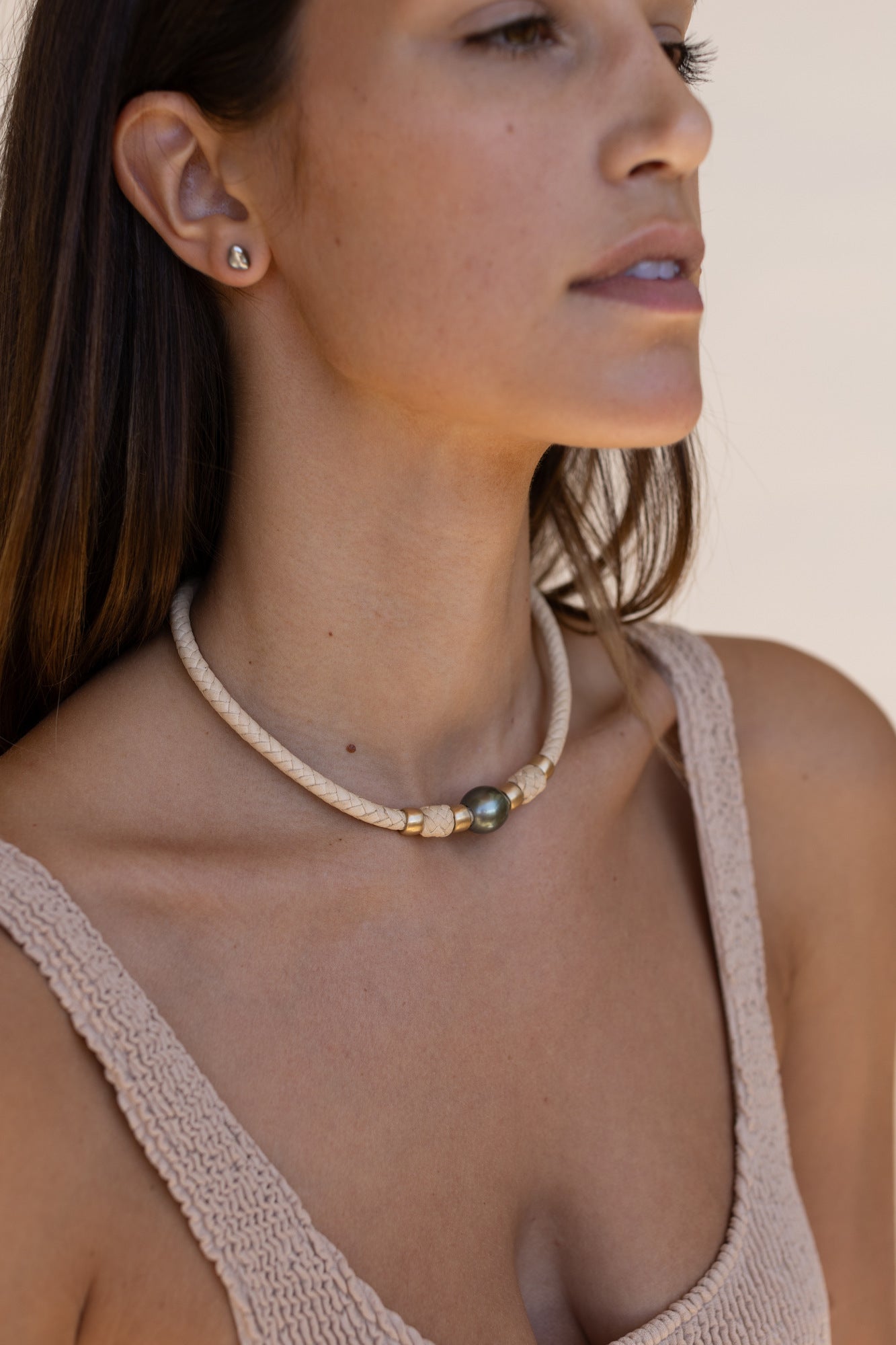 A MODEL WEARING A MOMI 14K GOLD CHOKER WITH TAHITIAN PEARL