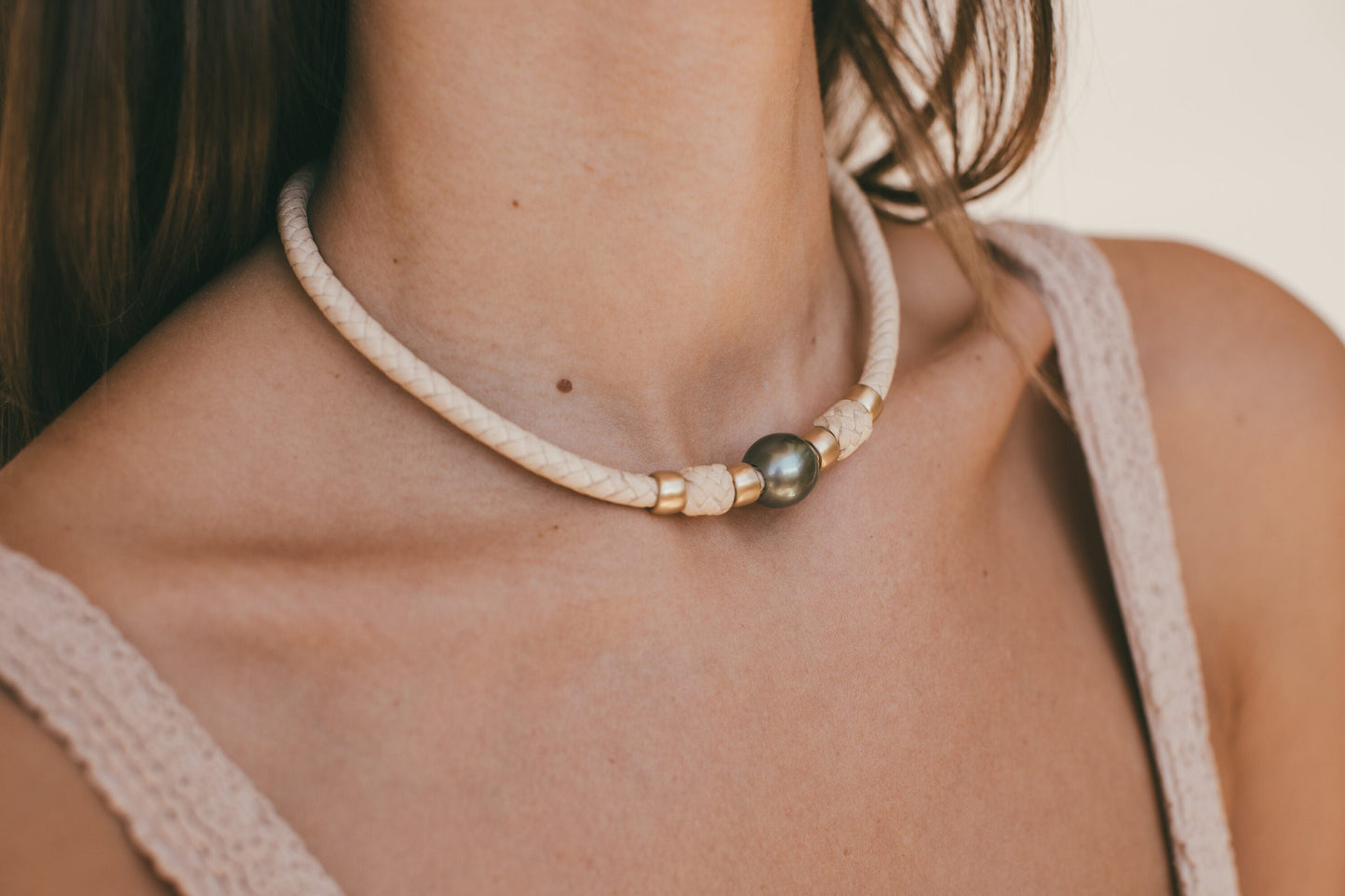 A CLOSE UP OF THE MOMI 14K GOLD CHOKER WITH TAHITIAN PEARL