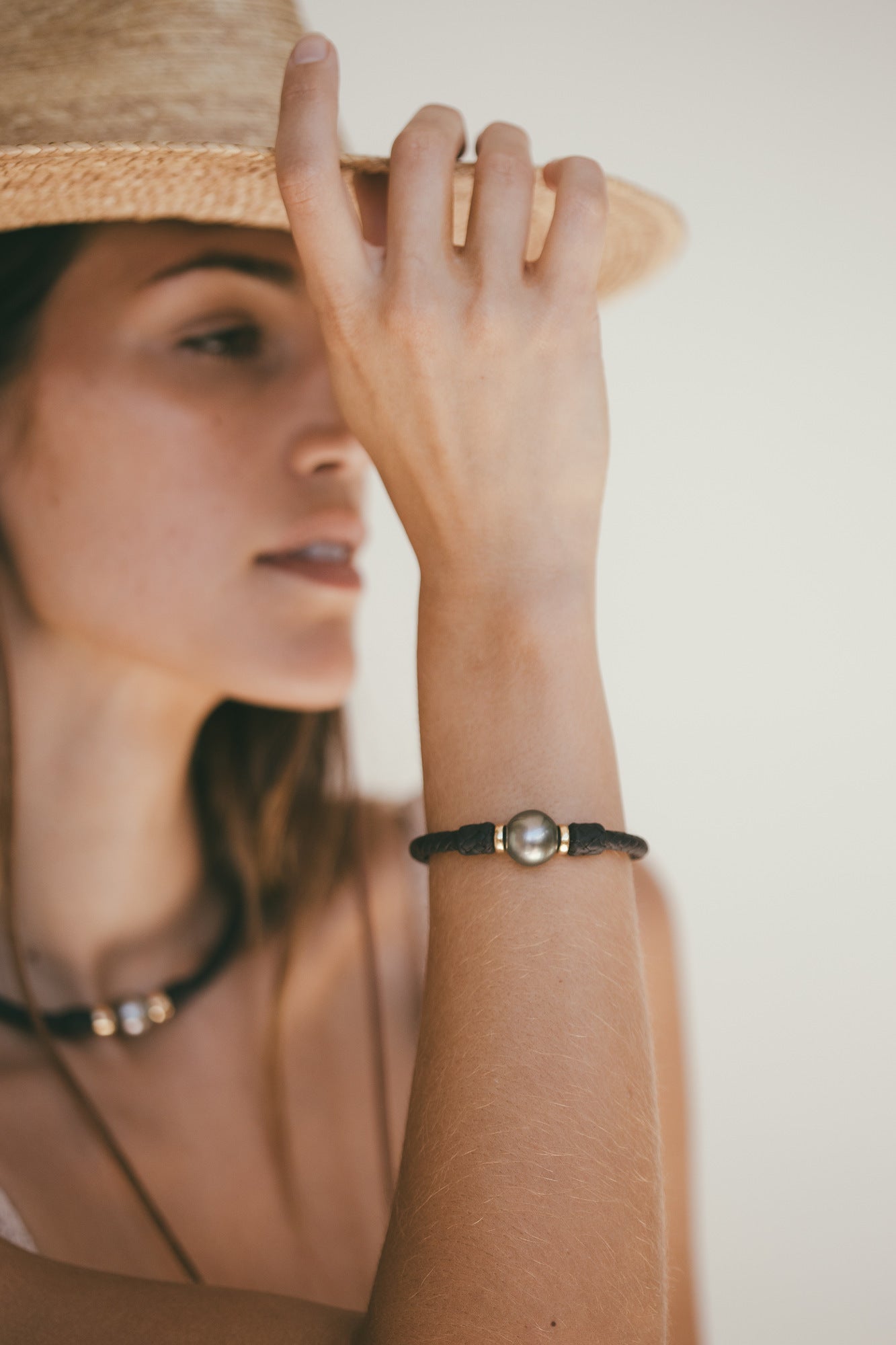 A FEMALE MODEL WEARING THE TAHA’A 14K GOLD BRACELET WITH TAHITIAN PEARL