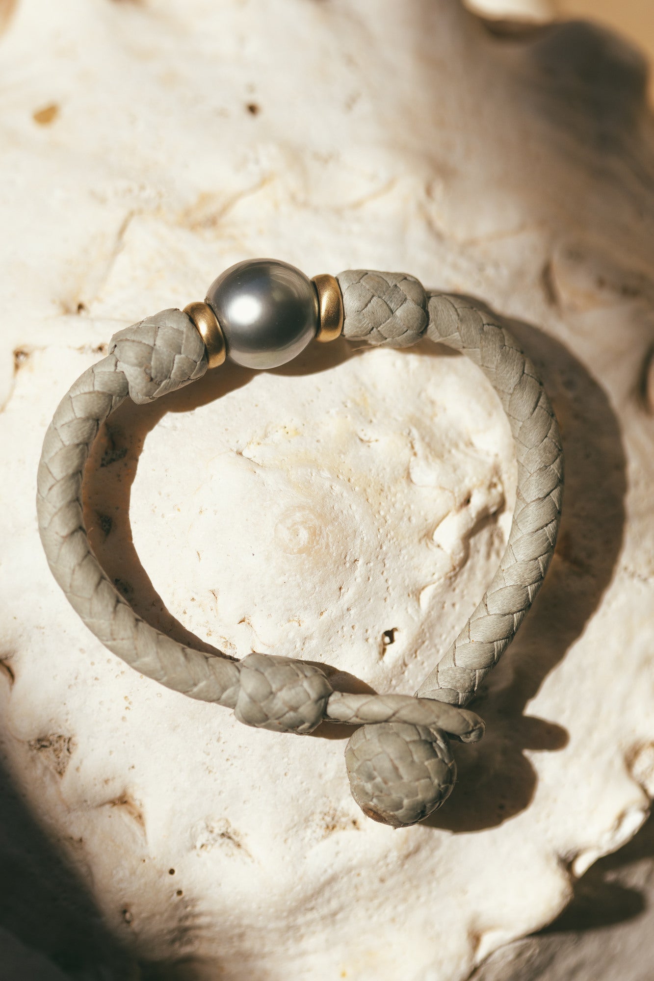 A CLOSE UP OF THE TAHA’A 14K GOLD BRACELET WITH TAHITIAN PEARL