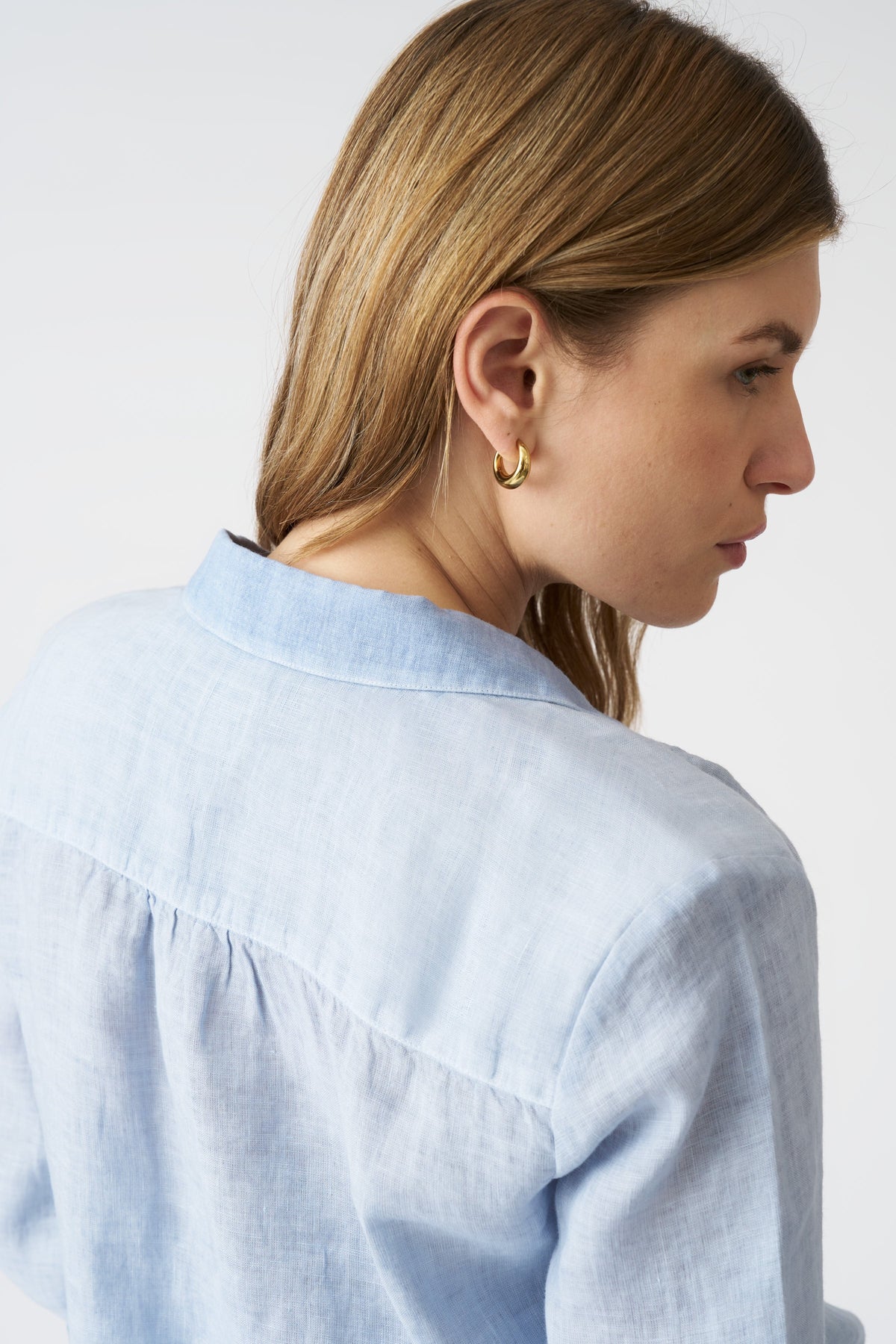 Women's Linen Regular-Fit V-Neck Shirt – Sea Soft Fade, view 2