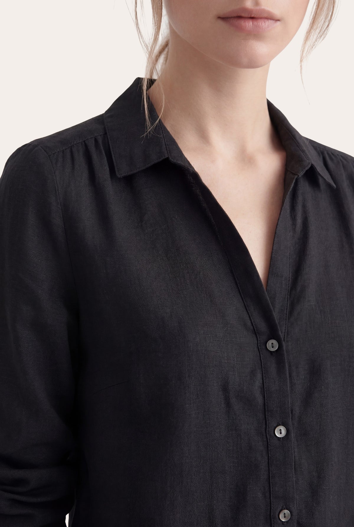 Women's Relaxed-Fit V-Neck Linen Shirt – Black, view 3