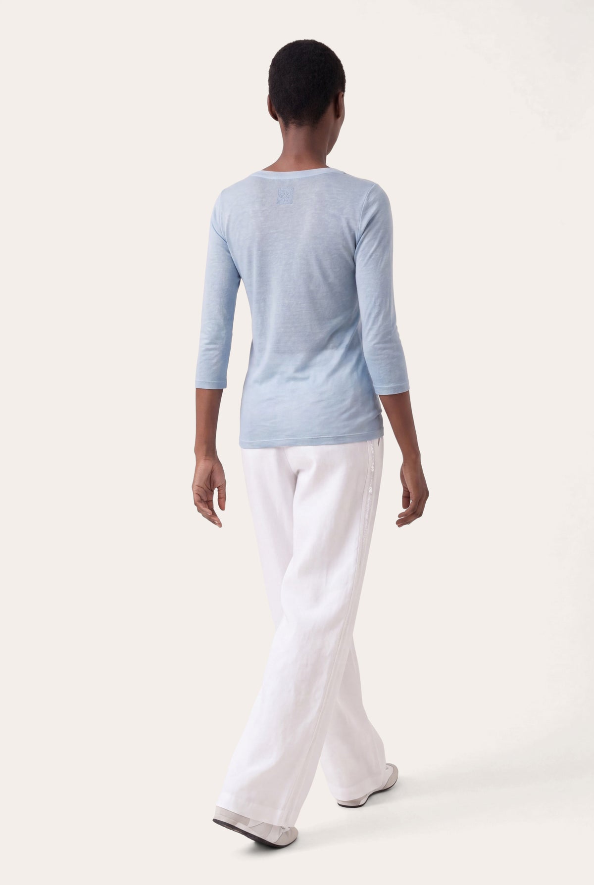 Women's Linen V-Neck T-Shirt with Refined Finish – Safari Soft Fade, view 10