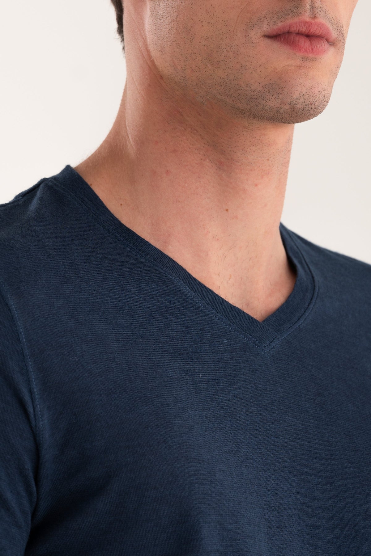 Men's Linen Slim Fit V-Neck T-Shirt – Navy Fade, view 3