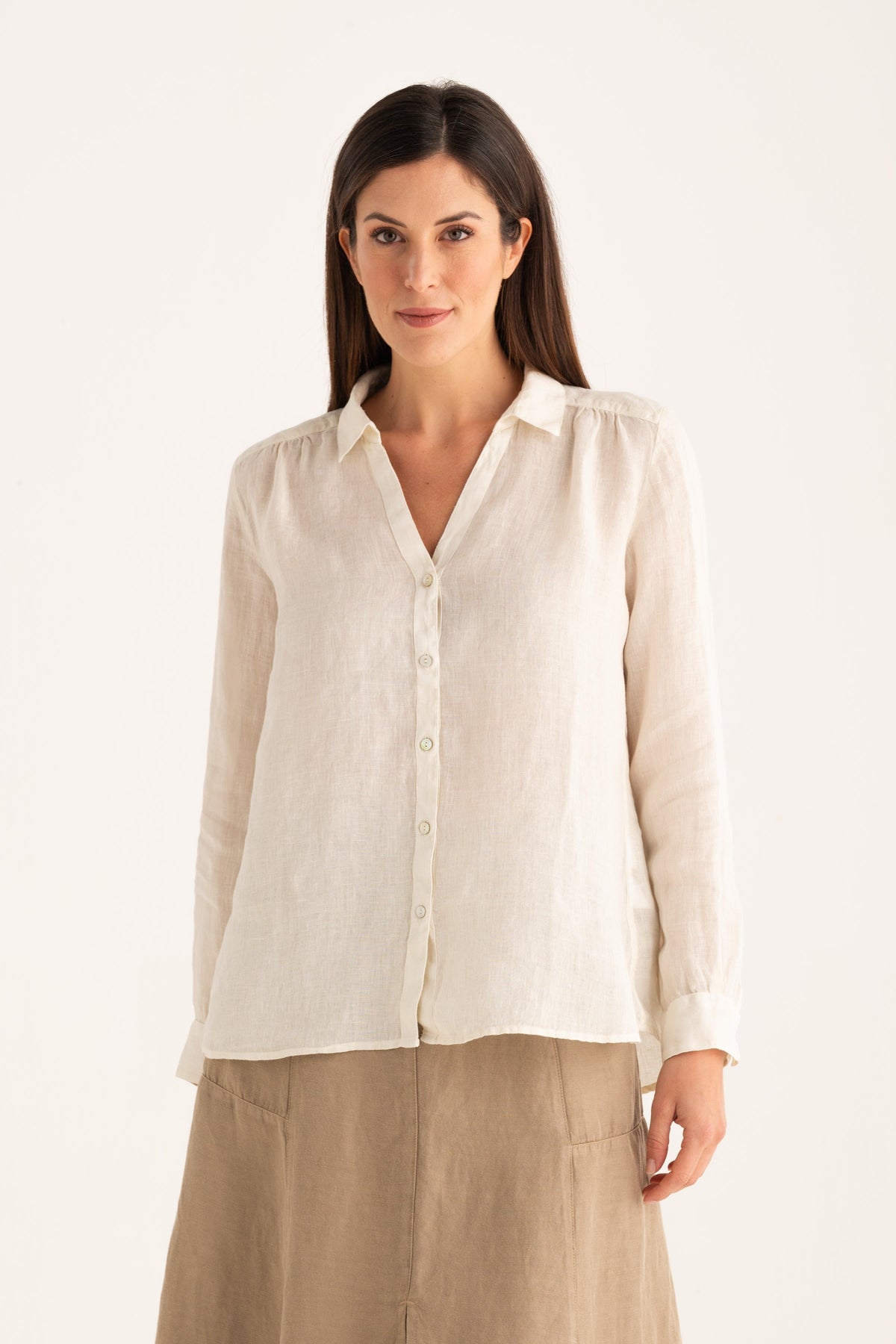 Women's Relaxed-Fit V-Neck Linen Shirt – Butter, view 2
