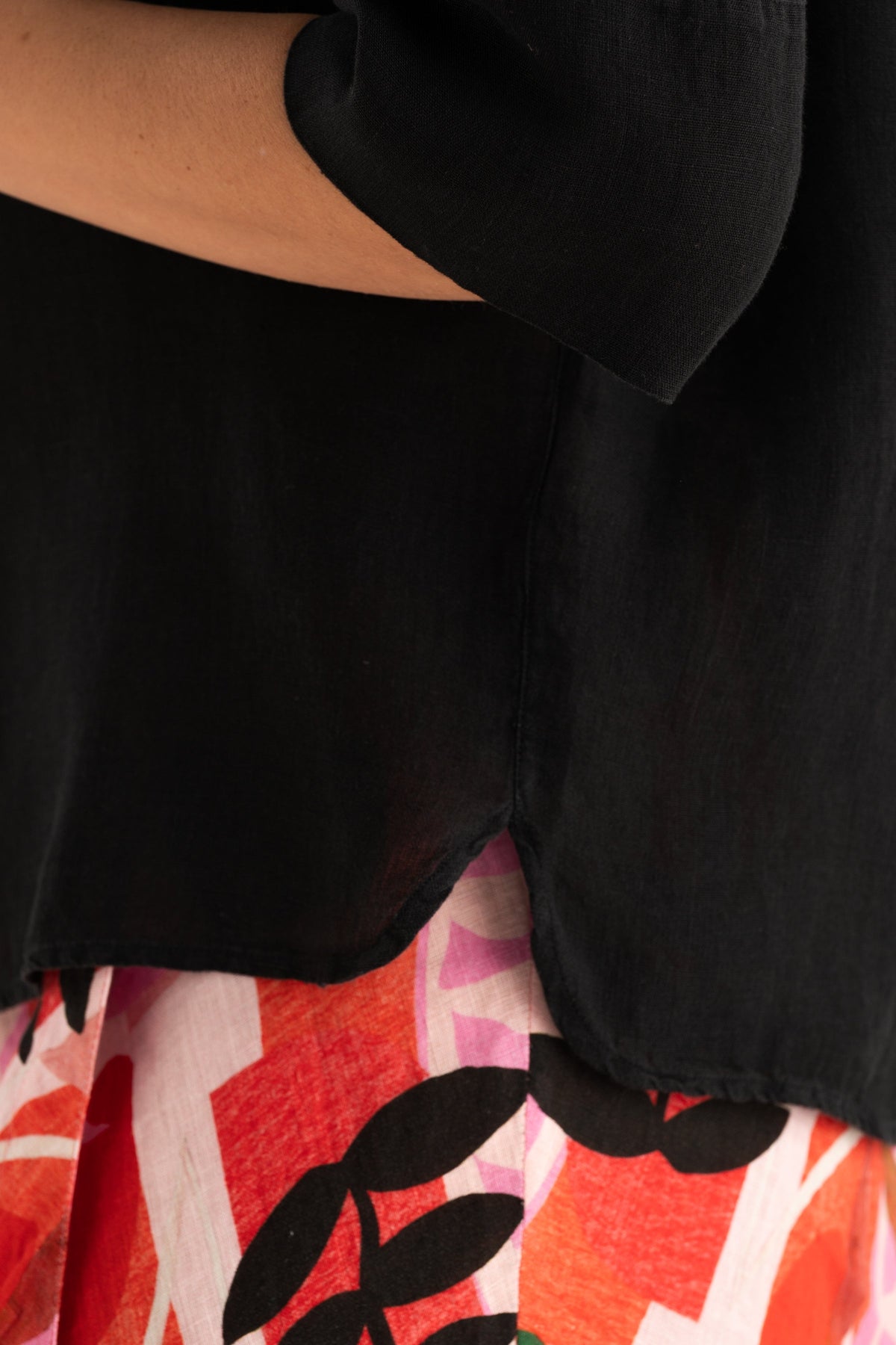 Women's Linen Relaxed-Fit Shirt with Pocket – Black, view 4