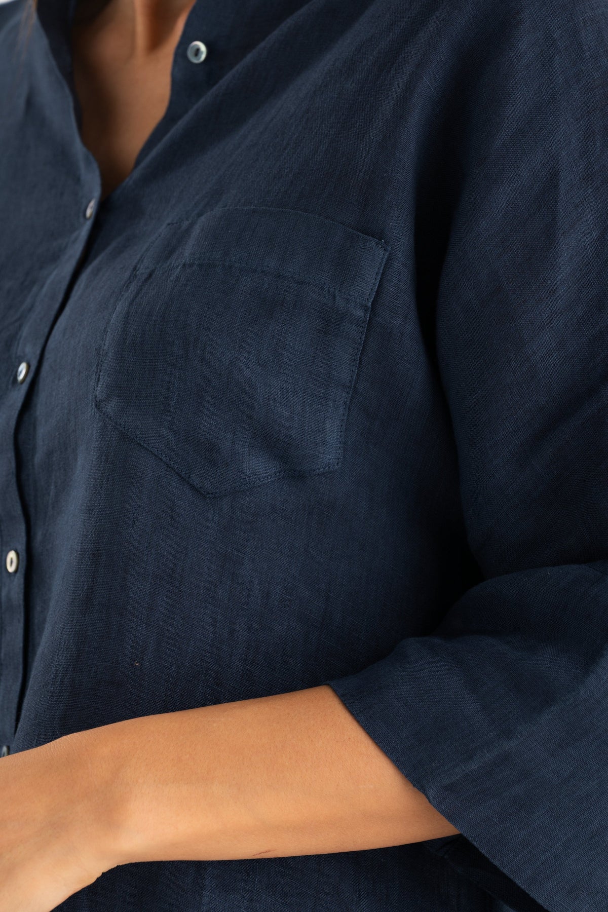 Women's Linen Relaxed-Fit Shirt with Chest Pocket – Navy Fade, view 3