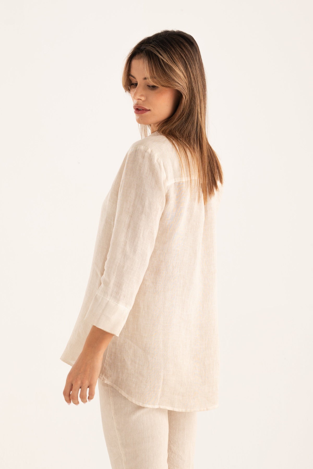 Women's Linen Relaxed-Fit V-Neck Shirt – Safari Soft Fade, view 5