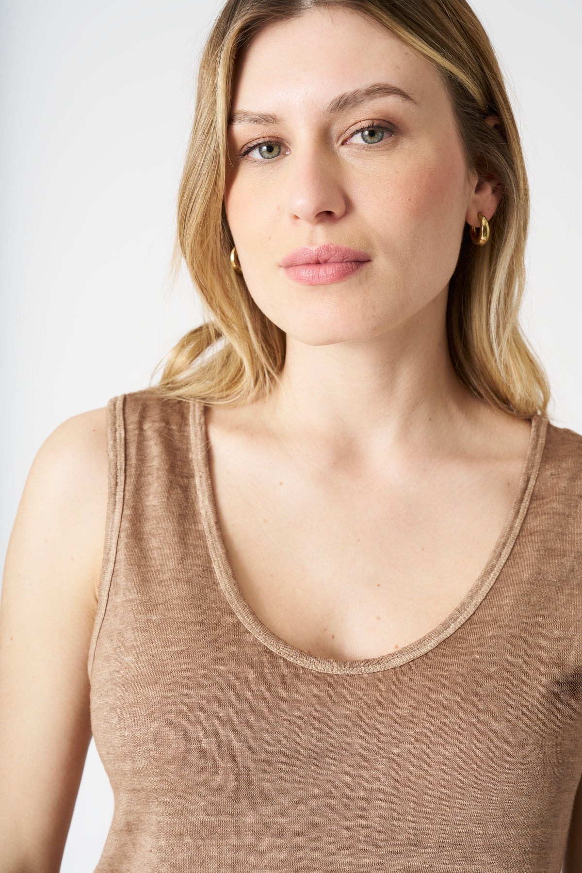Women's Linen Relaxed-Fit Tank Top – Tabacco Soft Fade, view 2