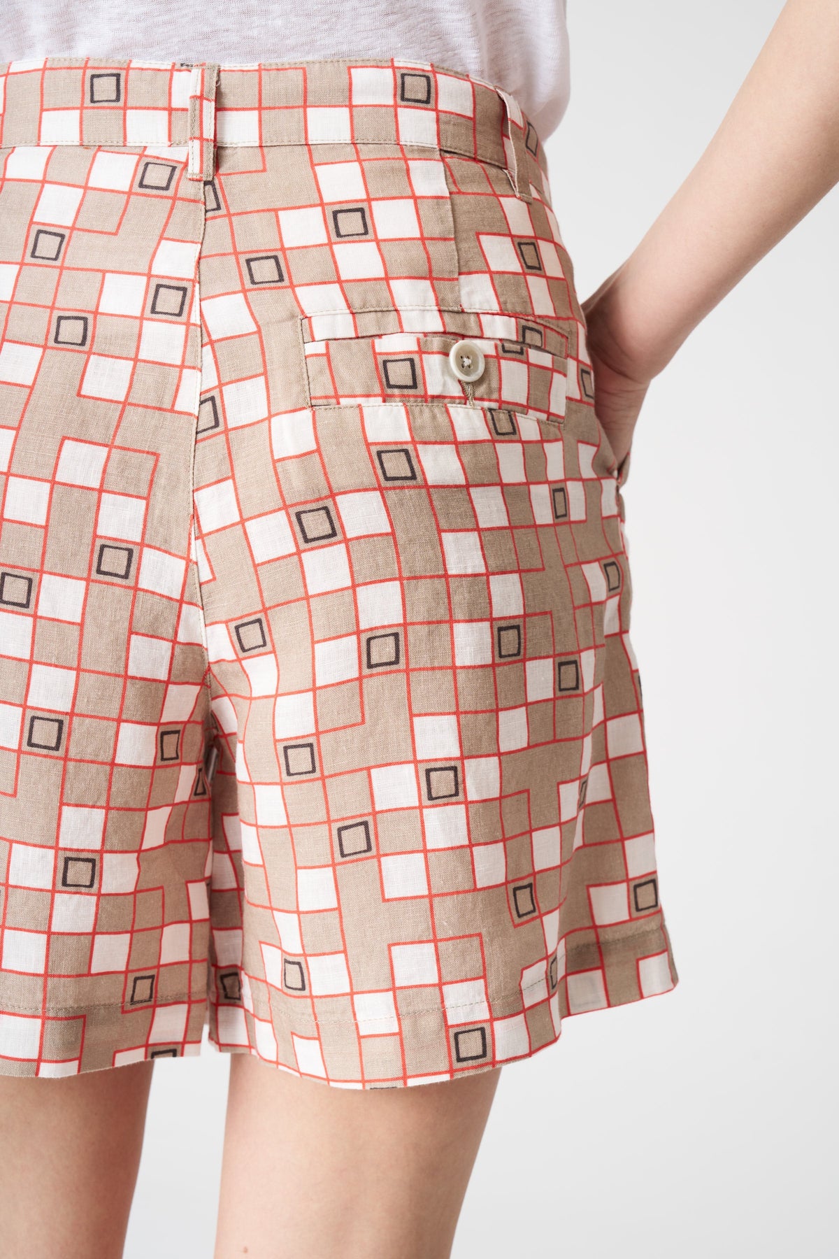 Women's Modern Motif Pleated Linen Shorts – Washed Nocciola, view 2