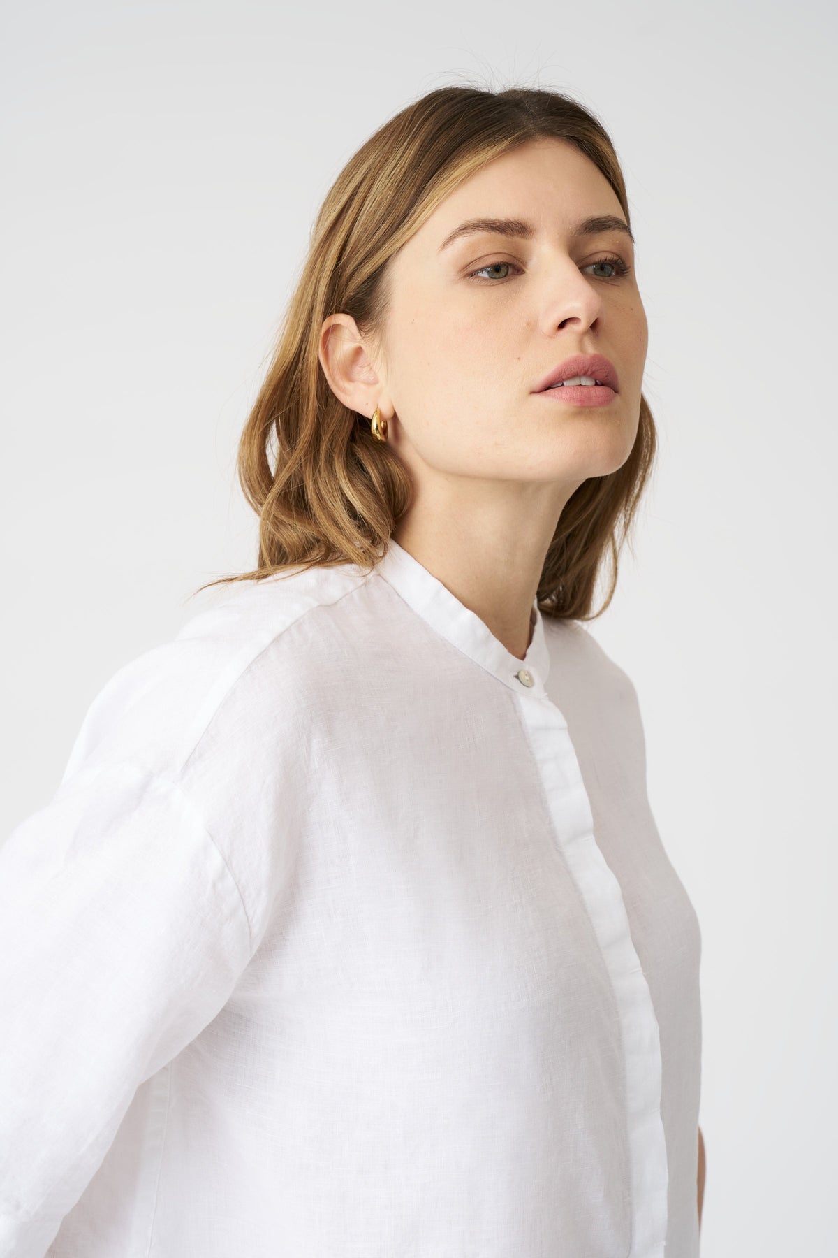 Women's Linen Mandarin Collar Cropped Shirt – White, view 2