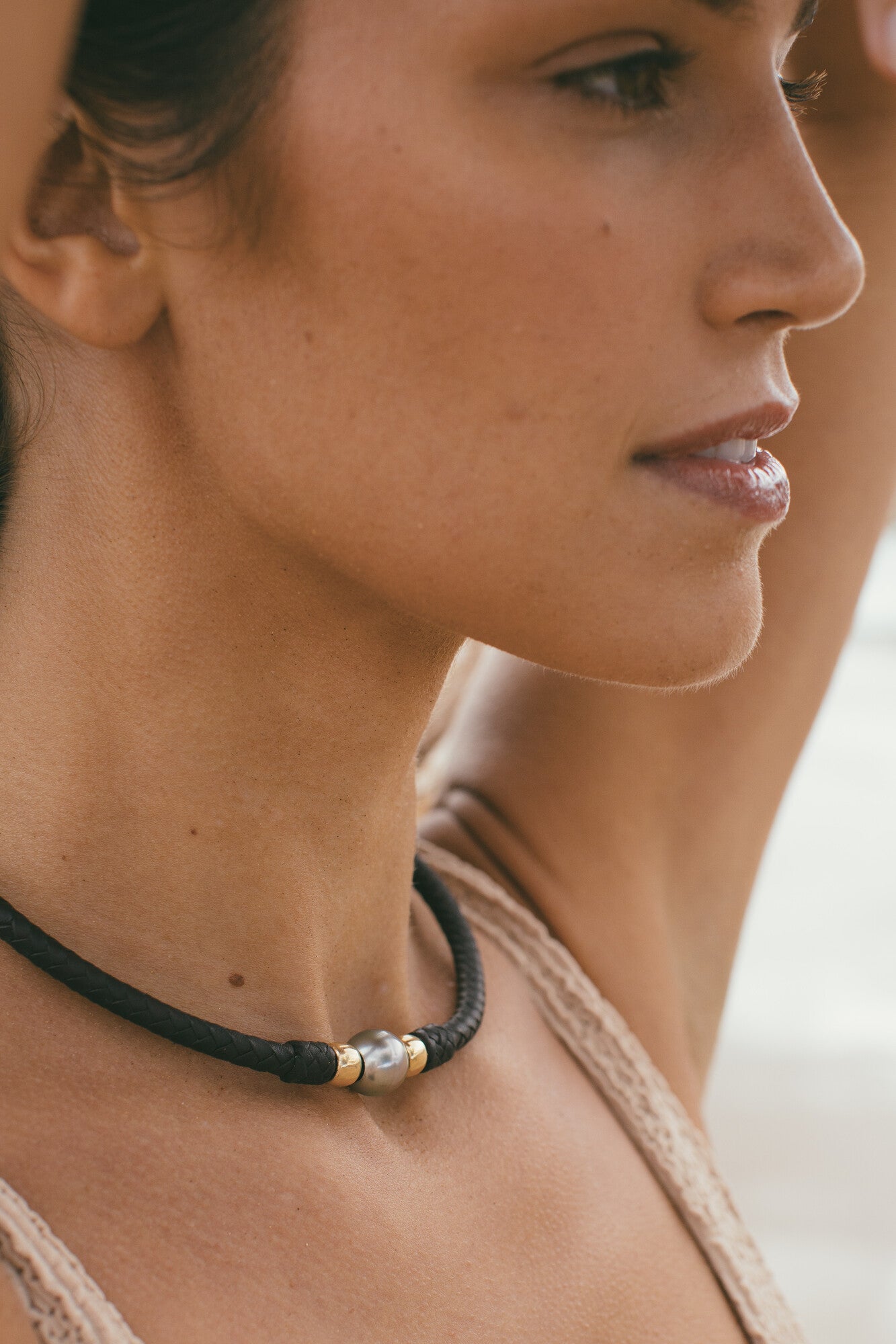 A CLOSE UP PHOTO OF THE MAUPITI TAHITIAN PEARL 14KT GOLD CHOKER