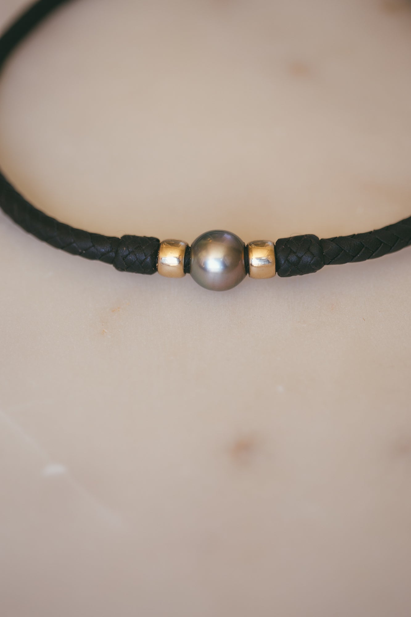 THE MAUPITI TAHITIAN PEARL 14KT GOLD CHOKER ON A TABLE