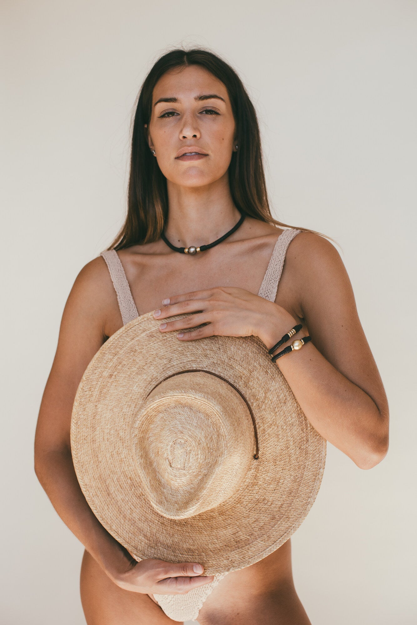 A FEMALE MODEL WEARING THE MAUPITI TAHITIAN PEARL 14KT GOLD CHOKER