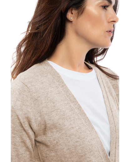 Women's cashmere V-neck cardigan in Beige, close-up of the neckline and knit texture