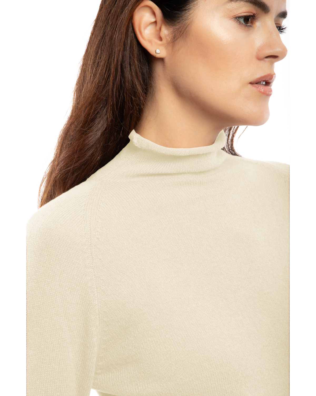 Women's ultralight cashmere raglan turtleneck in Milk White, close-up of the neckline and cashmere knit