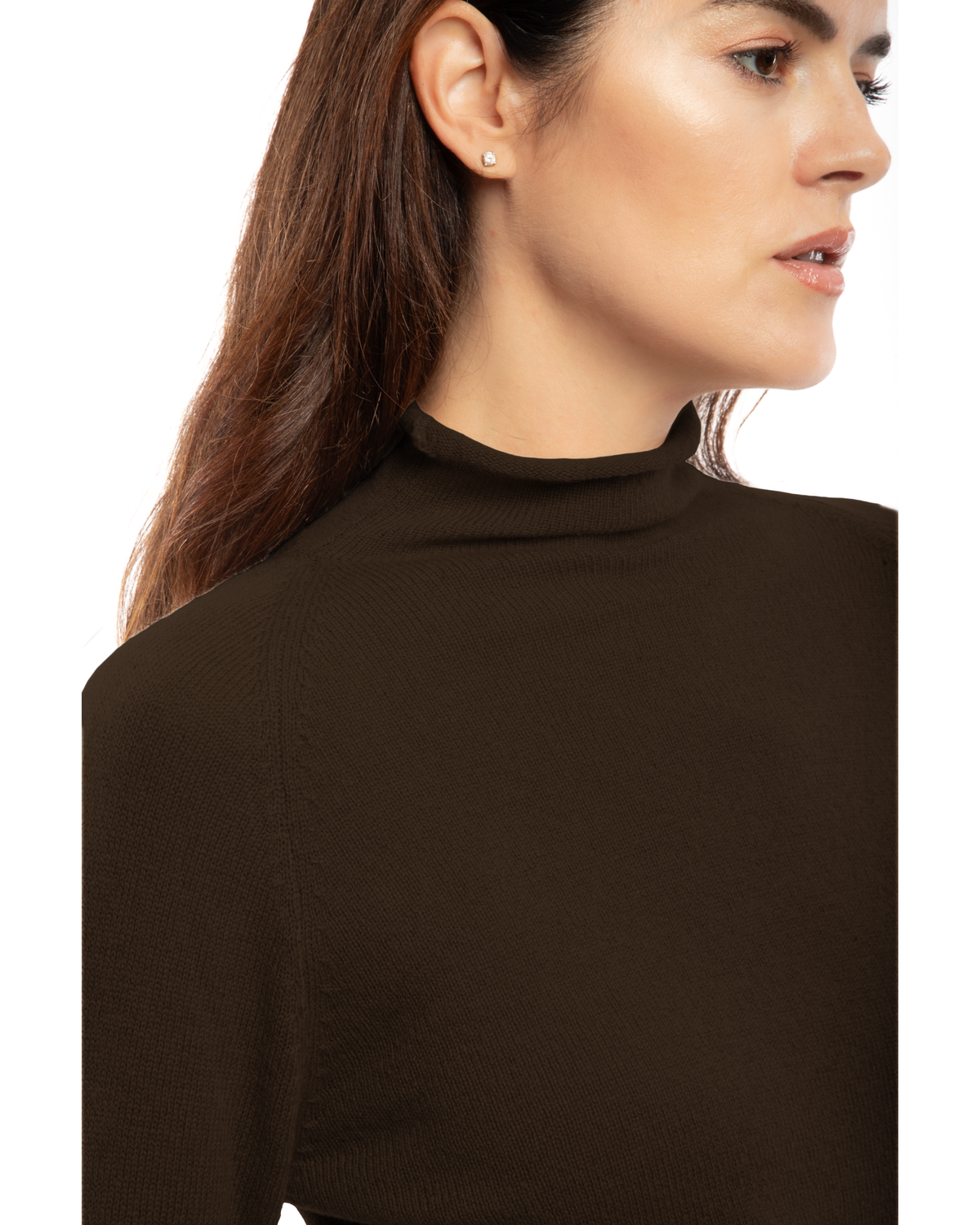 Women's ultralight cashmere raglan turtleneck in Coffee, close-up of the neckline and cashmere knit