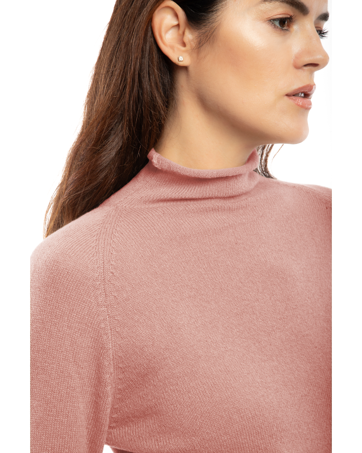 Women's ultralight cashmere raglan turtleneck in Old Rose, close-up of the neckline and cashmere knit