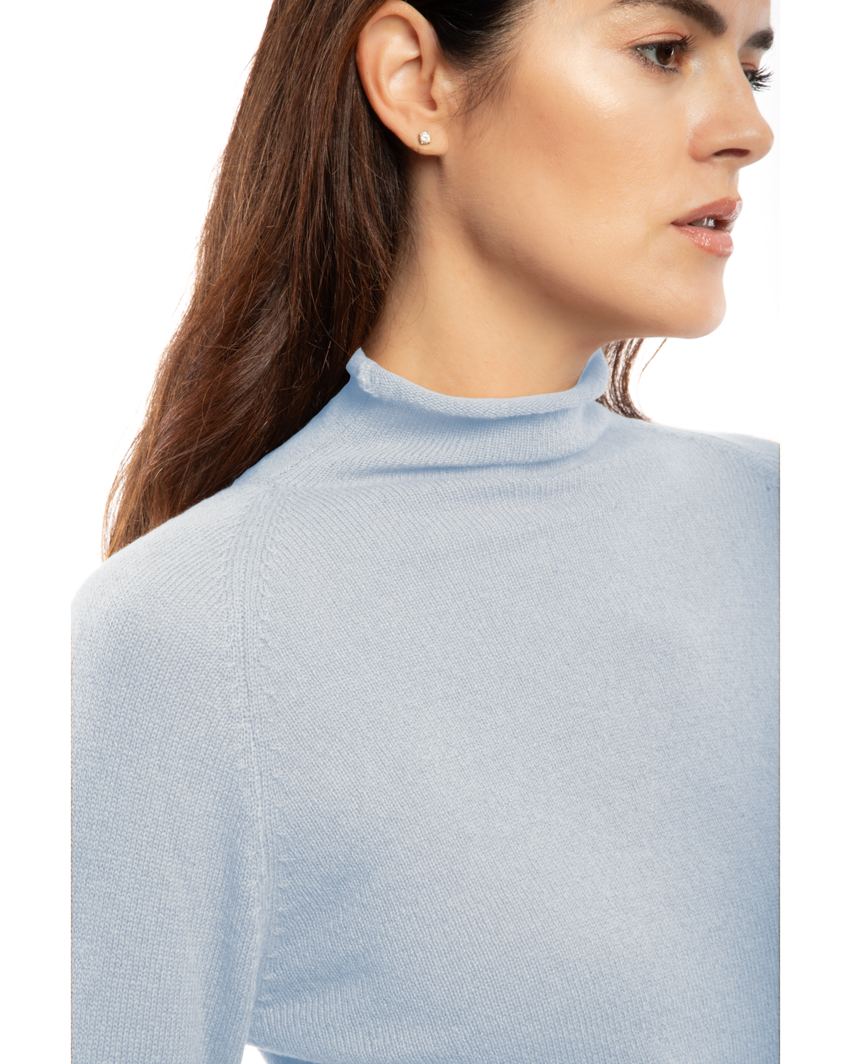 Women's ultralight cashmere raglan turtleneck in Baby Blue, close-up of the neckline and cashmere knit