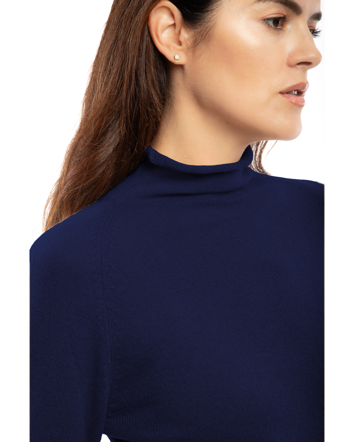 Women's ultralight cashmere raglan turtleneck in Blue, close-up of the neckline and cashmere knit