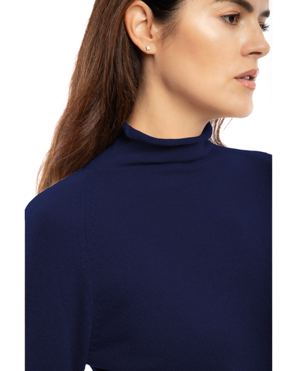Women's ultralight cashmere raglan turtleneck in Blue, close-up of the neckline and cashmere knit