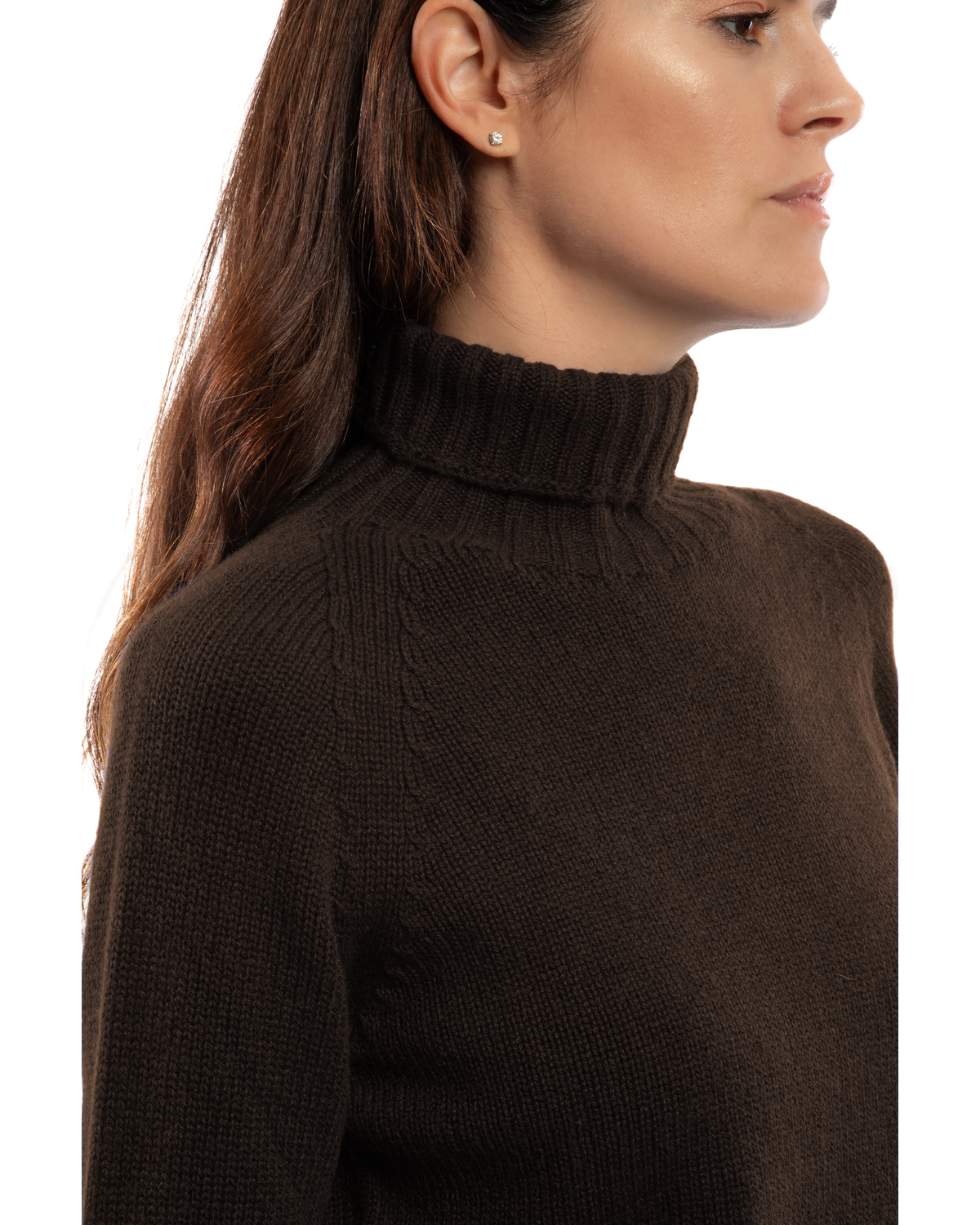 Women's cashmere raglan sleeve turtleneck sweater in Coffee, close-up of the ribbed turtleneck and raglan shoulder