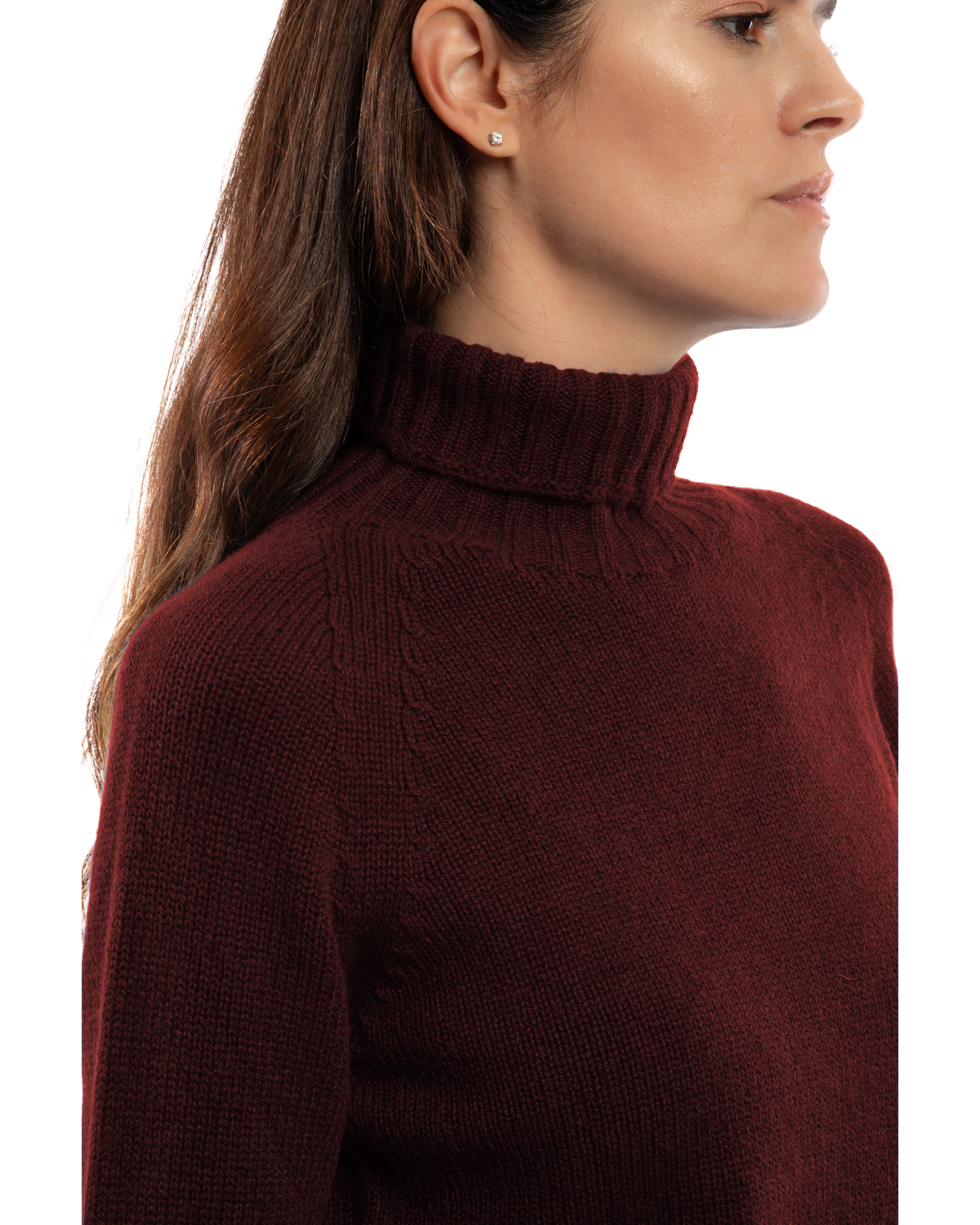 Women's cashmere raglan sleeve turtleneck sweater in Bordeaux, close-up of the ribbed turtleneck and raglan shoulder