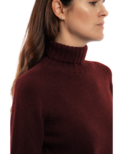 Women's cashmere raglan sleeve turtleneck sweater in Bordeaux, close-up of the ribbed turtleneck and raglan shoulder