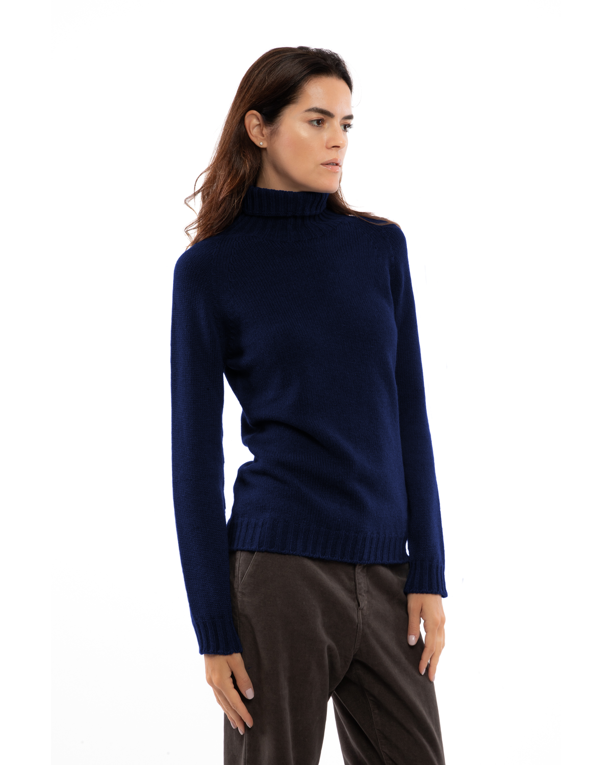 Women's cashmere raglan sleeve turtleneck sweater in Blue, three-quarter view on a model