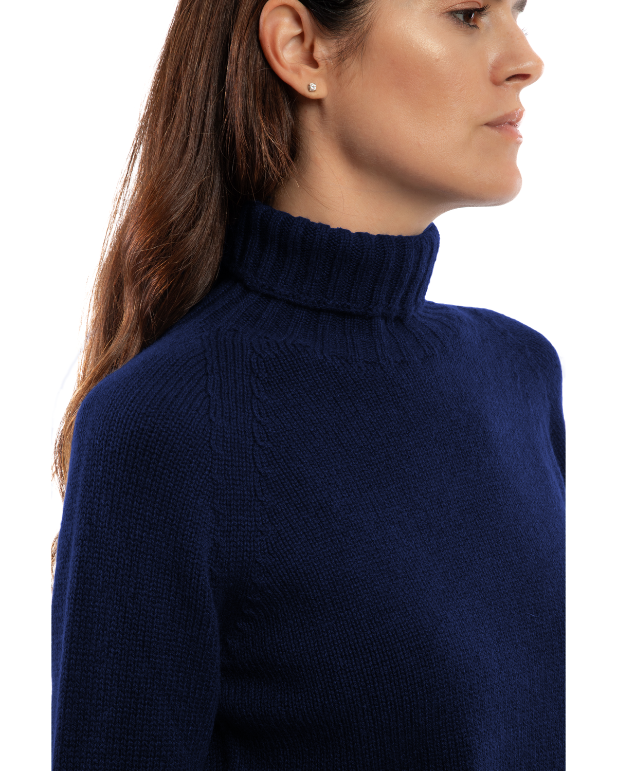 Women's cashmere raglan sleeve turtleneck sweater in Blue, close-up of the ribbed turtleneck and raglan shoulder