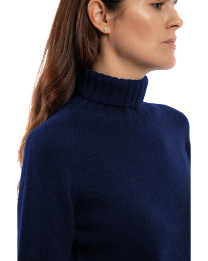Women's cashmere raglan sleeve turtleneck sweater in Blue, close-up of the ribbed turtleneck and raglan shoulder