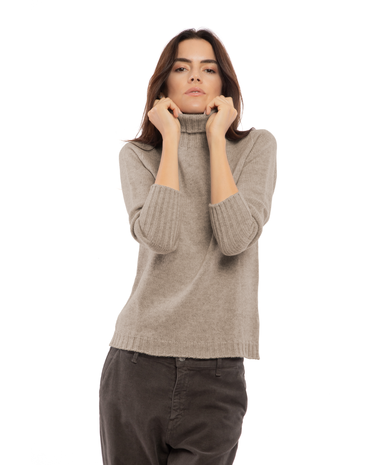 Women's classic cashmere turtleneck sweater in Taupe, front view on a model