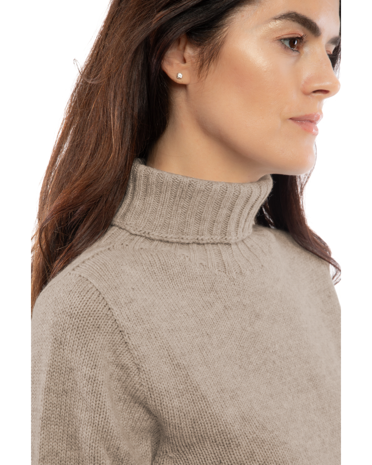 Women's classic cashmere turtleneck sweater in Taupe, close-up of the ribbed turtleneck and cashmere knit