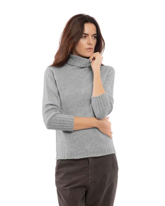 Women's classic cashmere turtleneck sweater in Medium Gray, front view on a model