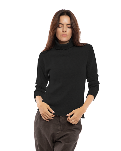 Women's classic cashmere turtleneck sweater in Black, front view on a model