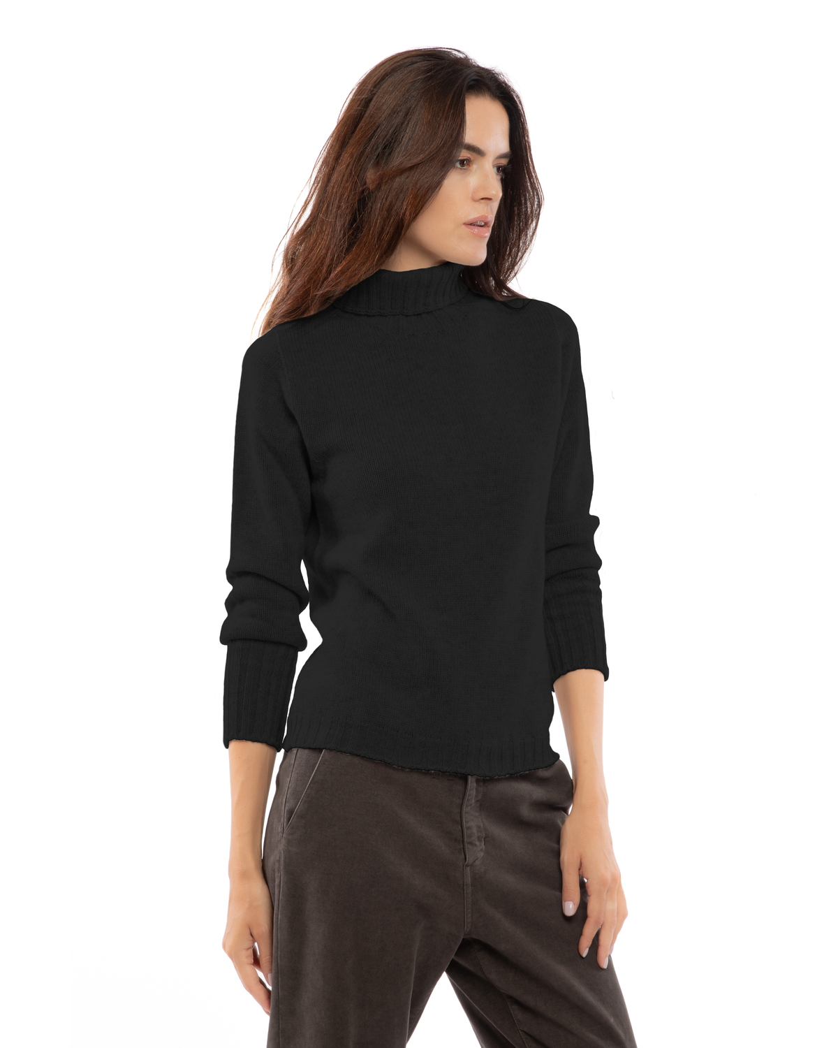 Women's classic cashmere turtleneck sweater in Black, three-quarter view on a model