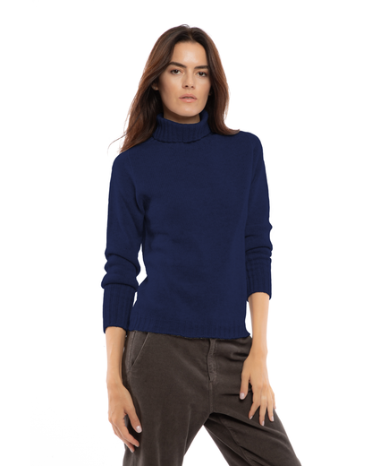 Women's classic cashmere turtleneck sweater in Blue, front view on a model