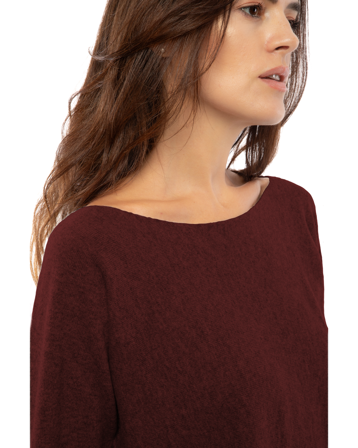 Women's cashmere maxi lounge boatneck sweater in Bordeaux, close-up of the boat neckline and shoulder