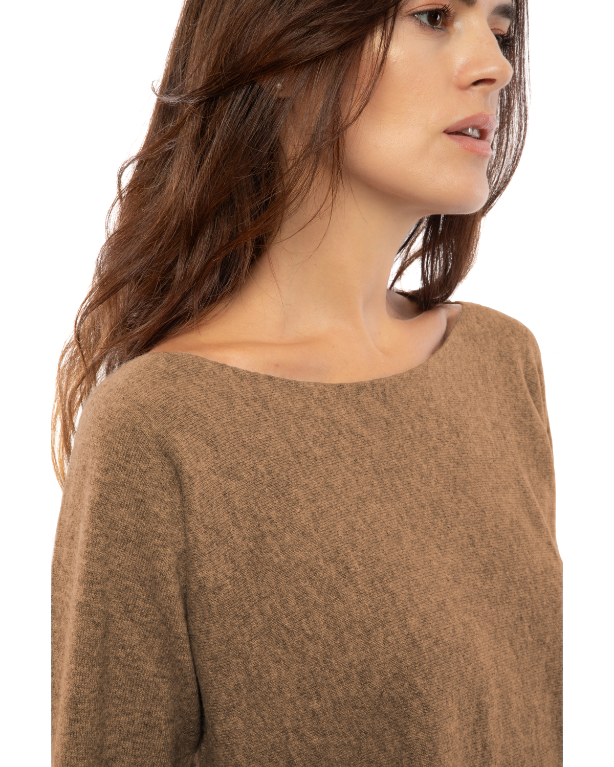 Women's cashmere maxi lounge boatneck sweater in Camel, close-up of the boat neckline and shoulder