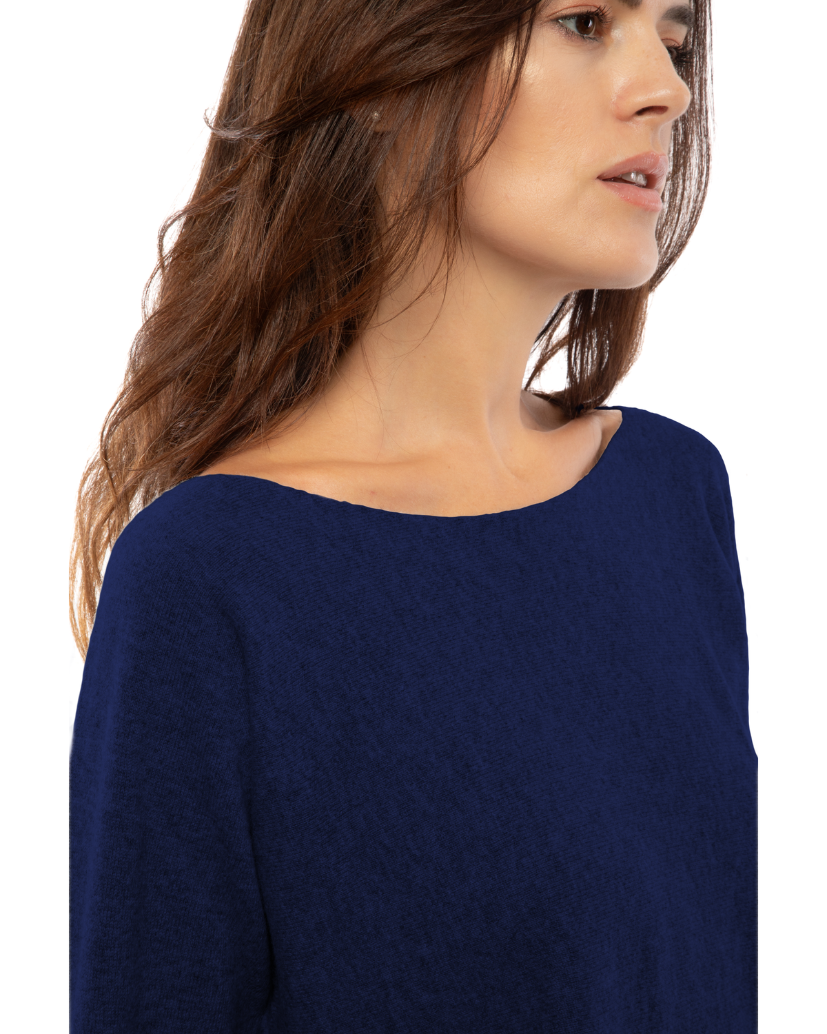Women's cashmere maxi lounge boatneck sweater in Blue, close-up of the boat neckline and shoulder