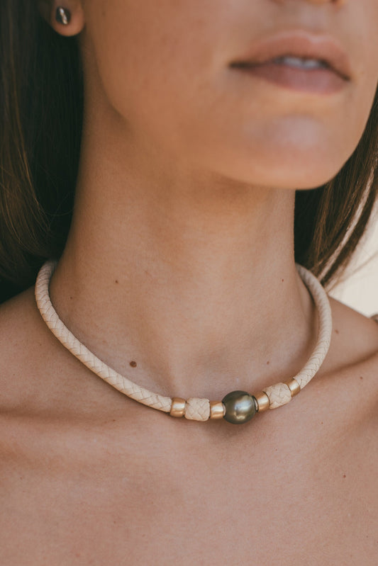 A CLOSE UP IMAGE OF A MODEL WEARING MOMI 14K GOLD CHOKER WITH TAHITIAN PEARL