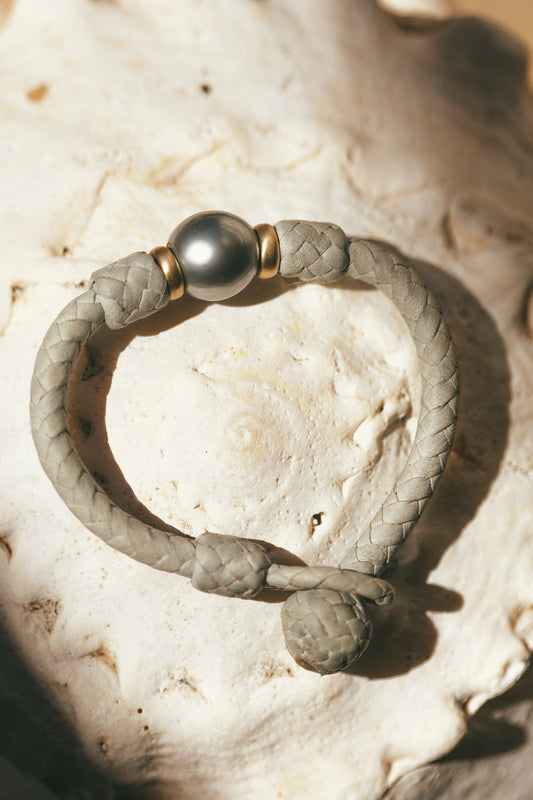 A CLOSE UP OF THE TAHA’A 14K GOLD BRACELET WITH TAHITIAN PEARL 