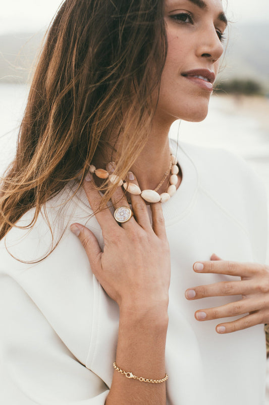  VINTAGE CONCH CHOKER AROUND THE FEMALE MODELS NECK 