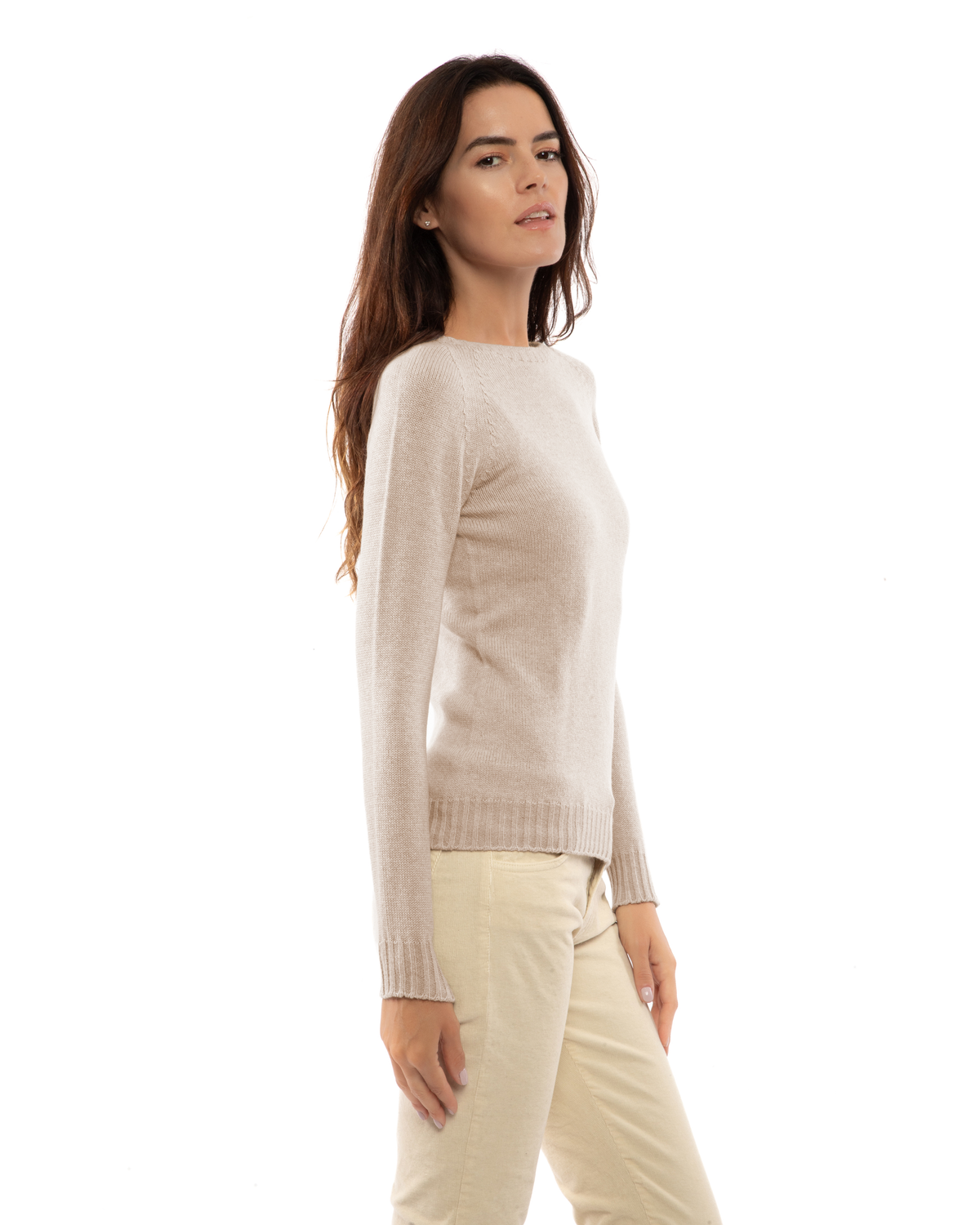 Beige cashmere raglan crew-neck, side view on a model