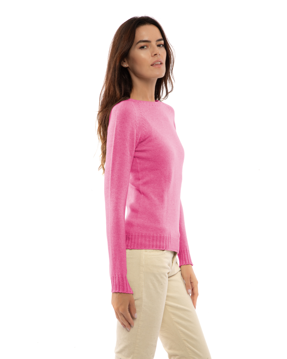 Fuchsia cashmere raglan crew-neck, side view on a model