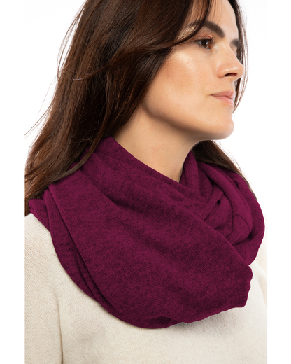 Women's Maxi Pure Cashmere Infinity Scarf Magenta — view 5