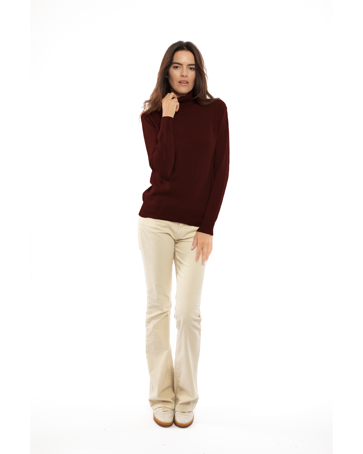Women's cashmere turtleneck sweater in Bordeaux, full-length front view on model