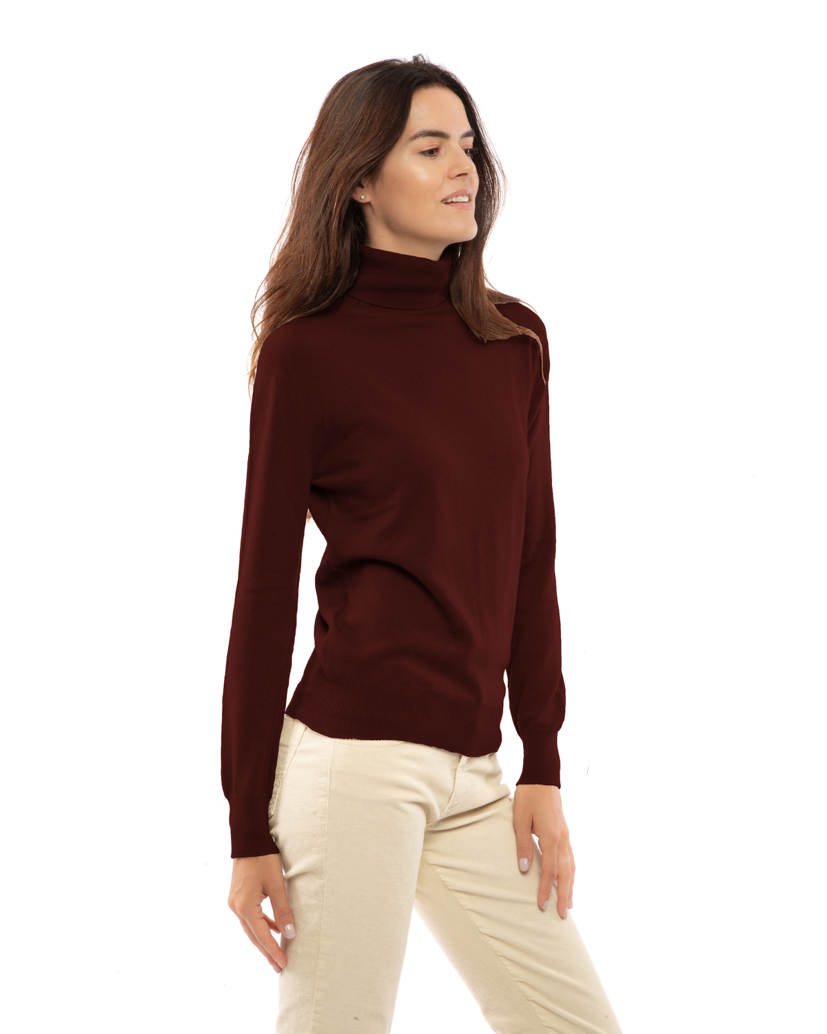 Women's cashmere turtleneck sweater in Bordeaux, three-quarter front view on model