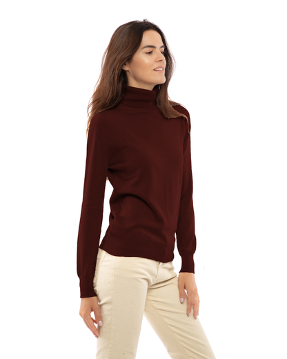 Women's cashmere turtleneck sweater in Bordeaux, three-quarter front view on model